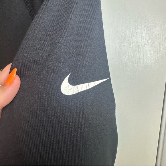Nike Dri-Fit Women’s Thermal Hooded Cowl Neck Black Sweatshirt. Size: Large. - Picture 5 of 9